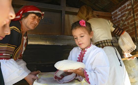 Месене на богородични хлябове