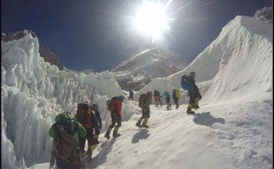 Изкачващите Еверест вече трябва да си носят торбички за екскрементите