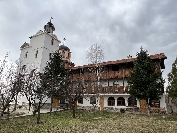 Жилищната постройка, в която Ангел се надява скоро да приютява и гости, които да пренощуват