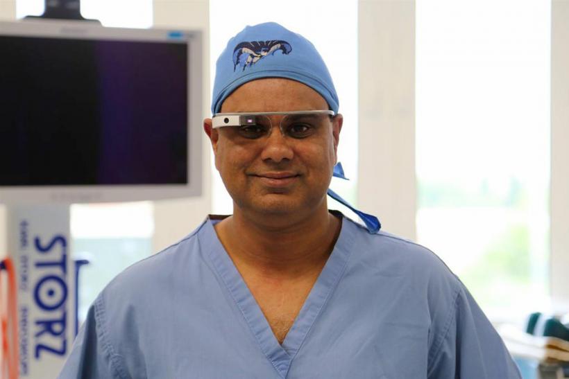 Проф. Шафи Ахмед е обявен за най-добър обучител по хирургия в Англия. През 2014 г. той влезе в световните новини, защото с помощта на Google Glass 14 000 студенти и стажанти от 132 страни проследиха на живо как оперира.