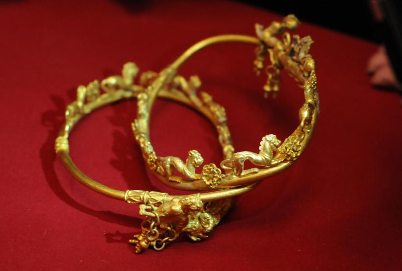 Златни бижута, открити от проф. Гергова в Голямата свещарска могила - част от съкровището от килограм и половина чисто злато