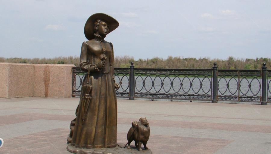 Дамата с кученцето, скулптура в Астрахан, авторството е на творците от московското ателие