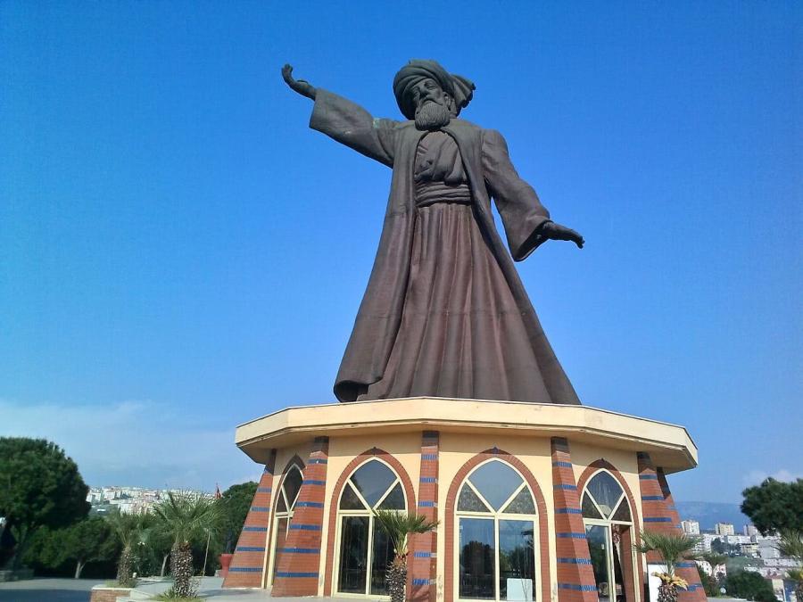 Статуя на Руми в Измир, Турция