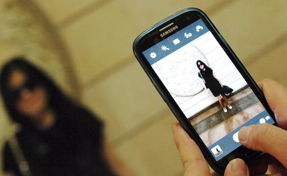 Жените снимат повече от мъжете, младите предпочитат Snapchat