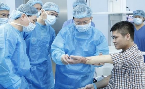 Трансплантираха за първи път в света ръка от жив донор