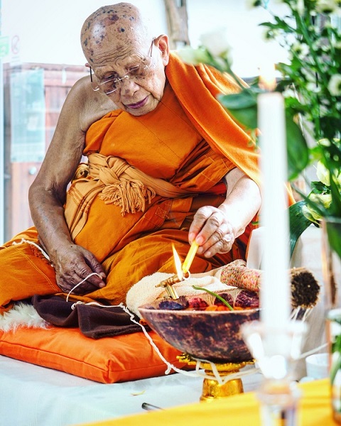 Аджан Тонг, игумен на манастир от Северен Тайланд, уважаван учител по медитация