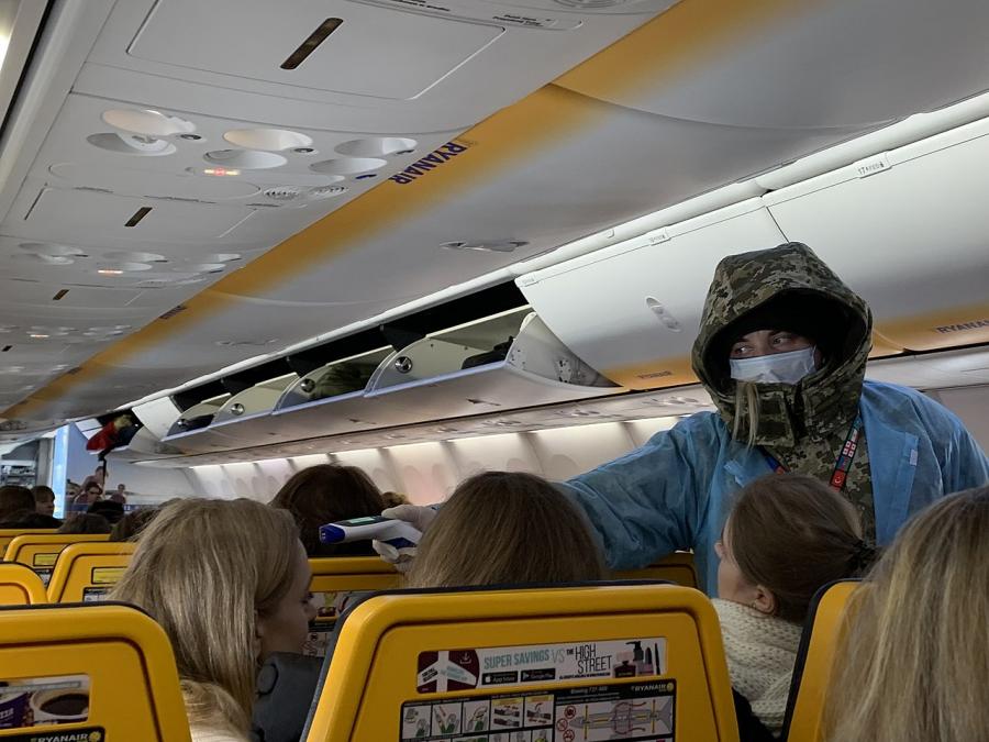 Проверка на температурата на пътниците в самолет на летище «Бориспол», Киев