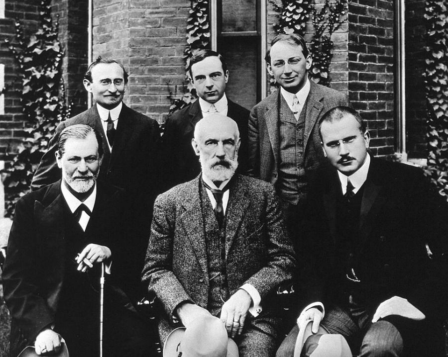 Зигмунд Фройд (първият отляво) и Карл Юнг (крайният отдясно) през 1909 г.