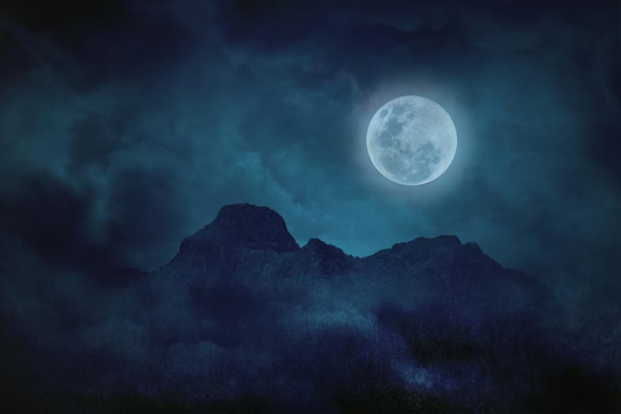 Синя Луна в нощта на Хелоуин