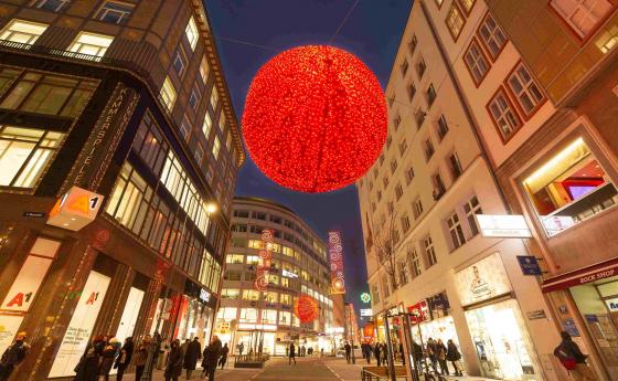 Търговските улици във Виена греят в очакване на Коледа