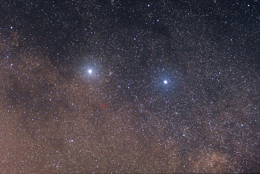 Алфа Кентавър AB е ярката звезда отляво, образуваща тройна звездна система с Проксима