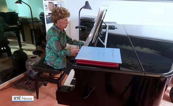 Тя е пианистка на 106 години и обожава да свири Дебюси
