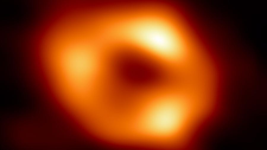 Първа снимка на черната дупка в центъра на Млечния път