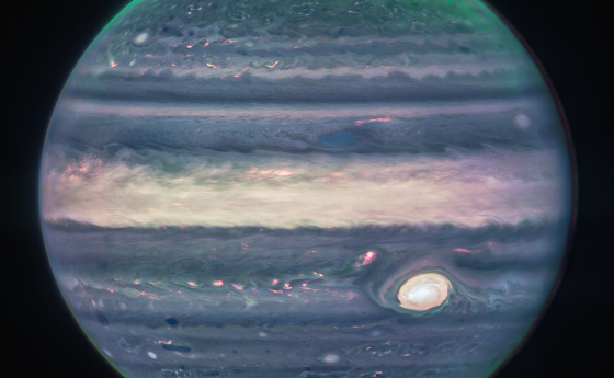 Снимка на Юпитер, потънал в полярни сияния и мъгла