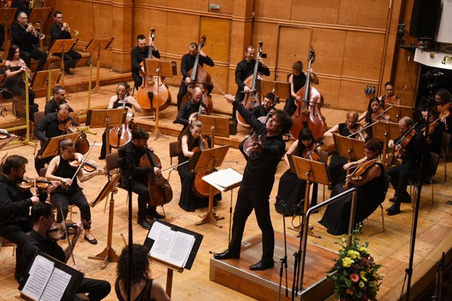 Нов симфоничен оркестър открива сезона с италианско клавирно дуо