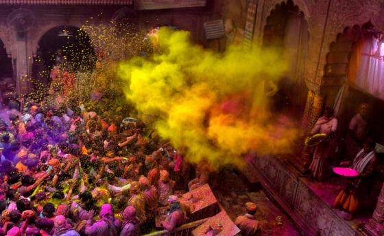 В Индия празнуват Холи – фестивал на любовта, цветовете и пролетта